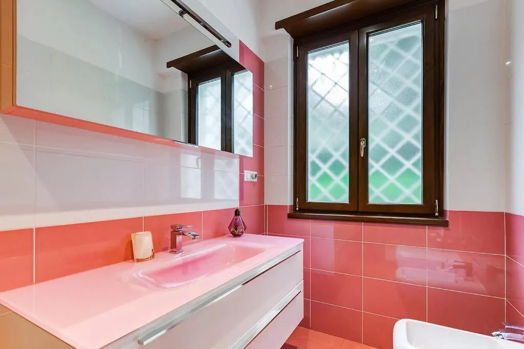 Exclusive Apartment In Eur Lake Рим 0*,