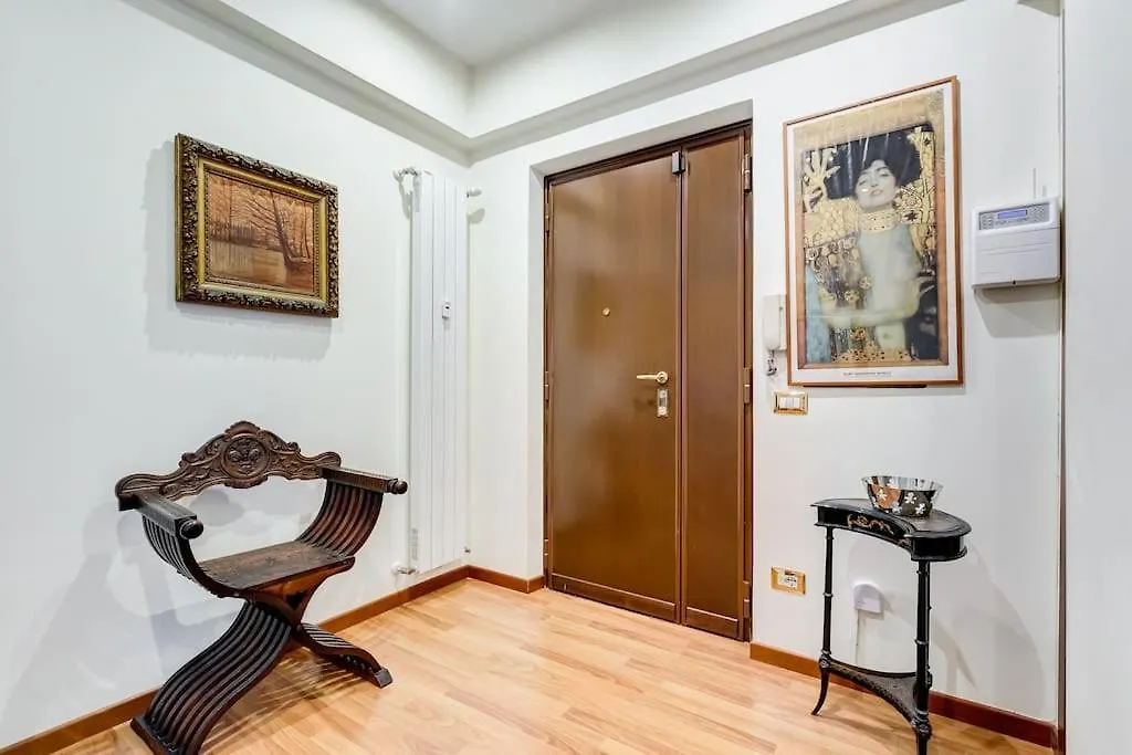 Exclusive Apartment In Eur Lake Рим Италия